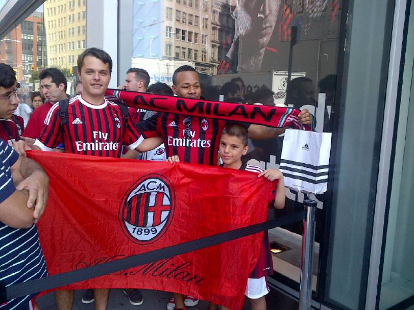 I tifosi del Milan in coda davanti allo store Adidas.